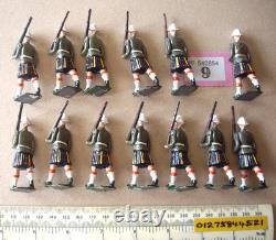 1950s Britains Hollow-cast Kilted Highlanders x 13. Tropical Service Helmets