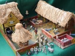 ANTIQUE 1920-30s THATCHED WOODEN FARM WITH BRITAINS JOHILLCO T&B ETC FARM LEAD