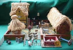 ANTIQUE 1920-30s THATCHED WOODEN FARM WITH BRITAINS JOHILLCO T&B ETC FARM LEAD