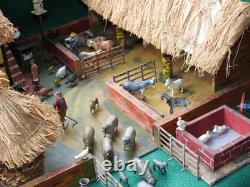 ANTIQUE 1920-30s THATCHED WOODEN FARM WITH BRITAINS JOHILLCO T&B ETC FARM LEAD