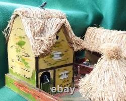 ANTIQUE 1920-30s THATCHED WOODEN FARM WITH BRITAINS JOHILLCO T&B ETC FARM LEAD