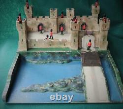 BINBAK VINTAGE 1950s WOODEN TOY CASTLE FORT COMPLETE WITH 12 BRITAINS SOLDIERS