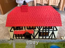 BRITAINS 1988 FARMHOUSE AND FARM YARD SET 4712 (Missing Oak Tree)