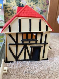 BRITAINS 1988 FARMHOUSE AND FARM YARD SET 4712 (Missing Oak Tree)