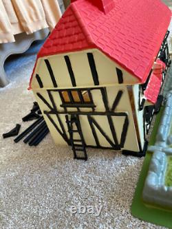 BRITAINS 1988 FARMHOUSE AND FARM YARD SET 4712 (Missing Oak Tree)