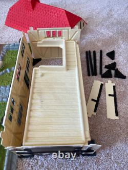 BRITAINS 1988 FARMHOUSE AND FARM YARD SET 4712 (Missing Oak Tree)