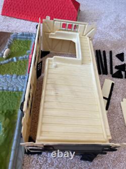 BRITAINS 1988 FARMHOUSE AND FARM YARD SET 4712 (Missing Oak Tree)