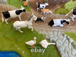 BRITAINS 1988 FARMHOUSE AND FARM YARD SET 4712 (Missing Oak Tree)