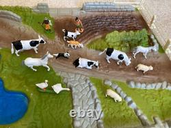 BRITAINS 1988 FARMHOUSE AND FARM YARD SET 4712 (Missing Oak Tree)