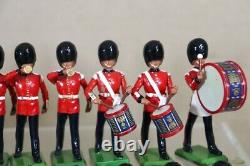 BRITAINS 28 x SCOTS GUARDS MARCHING FIFES DRUMS MARCHING BAND & COLOUR PARTY ob