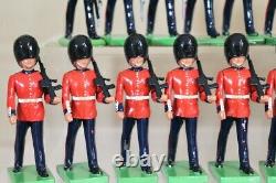 BRITAINS 28 x SCOTS GUARDS MARCHING FIFES DRUMS MARCHING BAND & COLOUR PARTY ob