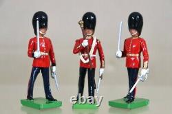 BRITAINS 28 x SCOTS GUARDS MARCHING FIFES DRUMS MARCHING BAND & COLOUR PARTY ob