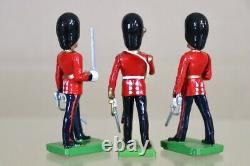 BRITAINS 28 x SCOTS GUARDS MARCHING FIFES DRUMS MARCHING BAND & COLOUR PARTY ob