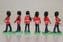 BRITAINS 28 x SCOTS GUARDS MARCHING FIFES DRUMS MARCHING BAND & COLOUR PARTY ob