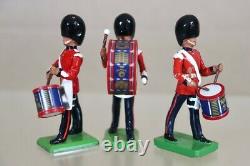 BRITAINS 28 x SCOTS GUARDS MARCHING FIFES DRUMS MARCHING BAND & COLOUR PARTY ob