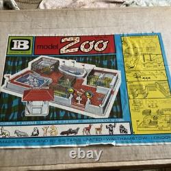 BRITAINS 4712 MODEL ZOO SET with animals + ORIGINAL Box, 1968-1970s