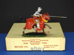 BRITAINS BOXED LEAD KNIGHTS OF AGINCOURT 1960 No. 1661 MOUNTED KNIGHT WITH LANCE