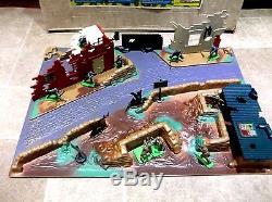 BRITAINS DEETAIL BATTLEGROUND PLAYSET 1977. Cat-No 4715