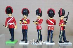 BRITAINS DEETAIL RE PAINTED 16 x ROYAL SCOTS DRAGOON GUARDS MARCHING BAND od