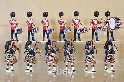 BRITAINS EYES RIGHT REFINISHED MODIFIED SCOTS GUARDS PIPES MARCHING BAND x 13 nq