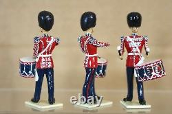 BRITAINS EYES RIGHT REFINISHED MODIFIED SCOTS GUARDS PIPES MARCHING BAND x 13 nq