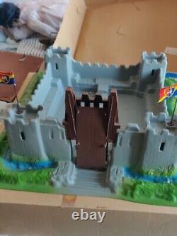 BRITAINS KNIGHTS OF THE SWORD SWORD Lions CASTLE Vintage Toy in box