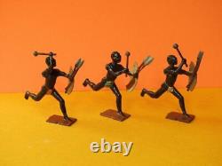 BRITAINS RARE ANTIQUE 1925-41 LEAD ZULU RUNNING WARRIORS WITH KNOBKERRIES x 3