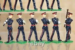 BRITAINS RE CAST WWII 25 x GUARDS REGIMENT in DRESS UNIFORM MARCHING BAND nq