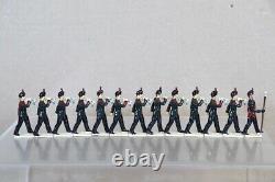 BRITAINS RE PAINTED ROYAL IRISH RIFLES MARCHING BUGLE BAND with DRUM MAJOR od