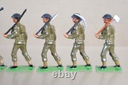 BRITAINS RE PAINTED WWII BRITISH PIONEER REGIMENT MARCHING at the SLOPE oi