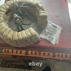 BRITAINS SOLDIERS 25026 RAF Lewis Gunner, Spotter & Sand Bag Emplacement WW2