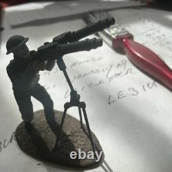 BRITAINS SOLDIERS 25026 RAF Lewis Gunner, Spotter & Sand Bag Emplacement WW2