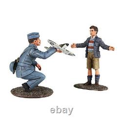 BRITAINS SOLDIERS 25027 RAF Pilot with Model Spitfire and Child