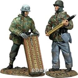 BRITAINS SOLDIERS 25083 German 88mm Flak Gun Ammunition Handlers