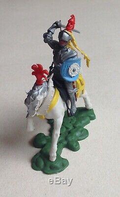 BRITAINS Swoppet No. 1452 MOUNTED KNIGHT ATTACKING & RARE WHITE WALKING HORSE