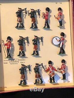 BRITAINS set # 2096 PIPES & DRUMS OF THE IRISH GUARDS boxed