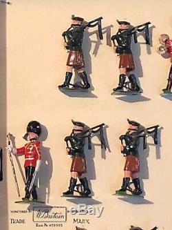 BRITAINS set # 2096 PIPES & DRUMS OF THE IRISH GUARDS boxed