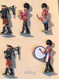 BRITAINS set # 2096 PIPES & DRUMS OF THE IRISH GUARDS boxed