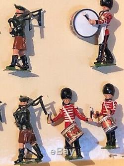 BRITAINS set # 2096 PIPES & DRUMS OF THE IRISH GUARDS boxed