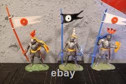 Britain's Swoppet knights standard bearers Vintage x3 1960's Swoppets Knights
