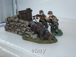Britains 17147 German Army Forces Soldiers Mg42 Gun Team + Wall Scenary Diorama