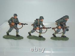 Britains 17495 German Army Infantry Armour Support Team Advancing Soldiers Set