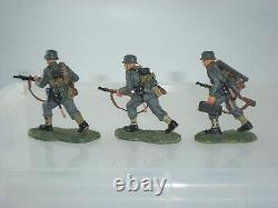 Britains 17495 German Army Infantry Armour Support Team Advancing Soldiers Set