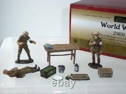Britains 23031 British Regimental First Aid Post Doctor + Private Wounded Set 1