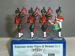 Britains 40306 Pakistan Army Pipes + Drum Military Band Metal Toy Soldier Set 3