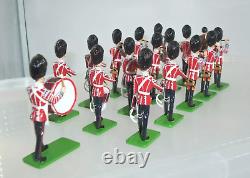 Britains 41175 Grenadier Guards 17 Piece Drum & Fife Band Set in 54mm, Luxury Box