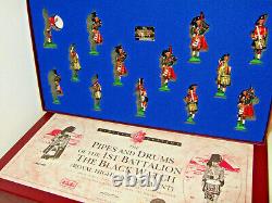 Britains 5196 The Pipes & Drums 1st Batt. The Black watch in Fitted Box in 54mm