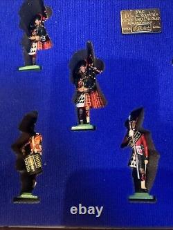 Britains 5196 The Pipes & Drums 1st Batt. The Black watch in Fitted Box in 54mm