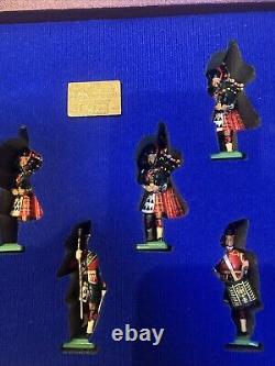 Britains 5196 The Pipes & Drums 1st Batt. The Black watch in Fitted Box in 54mm