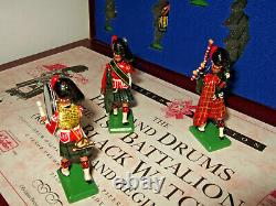 Britains 5196 The Pipes & Drums 1st Batt. The Black watch in Fitted Box in 54mm